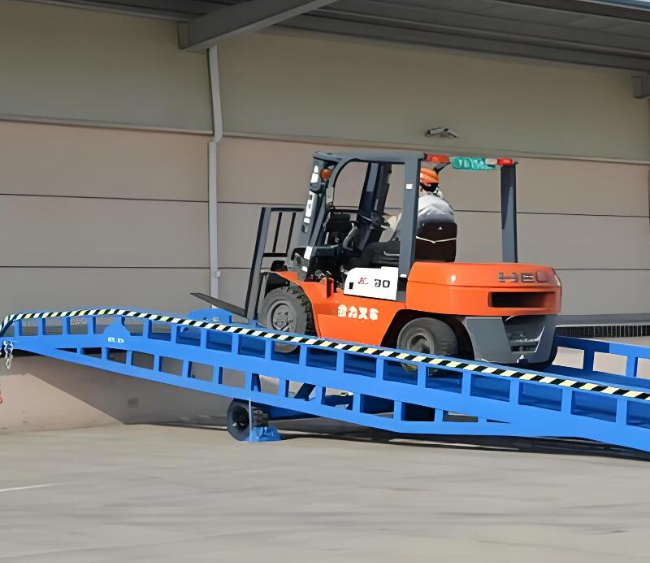 靖宇移动式卸货平台（叉车用）